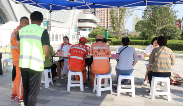 携手参与慈善 共创美好生活丨西咸新区慈善会联合西安秋兰中医医院开展“中华慈善日”宣传义诊活动